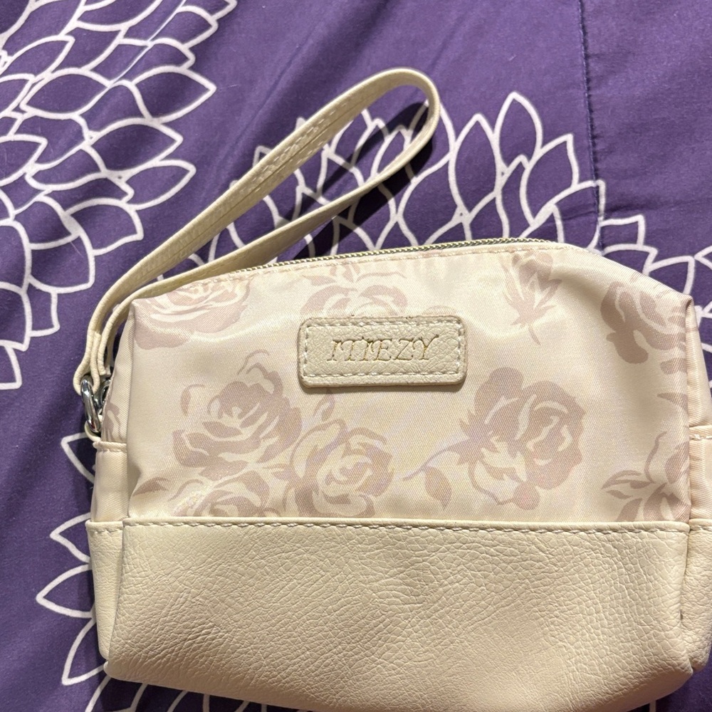 Itiezy small toiletry bag. Very clean